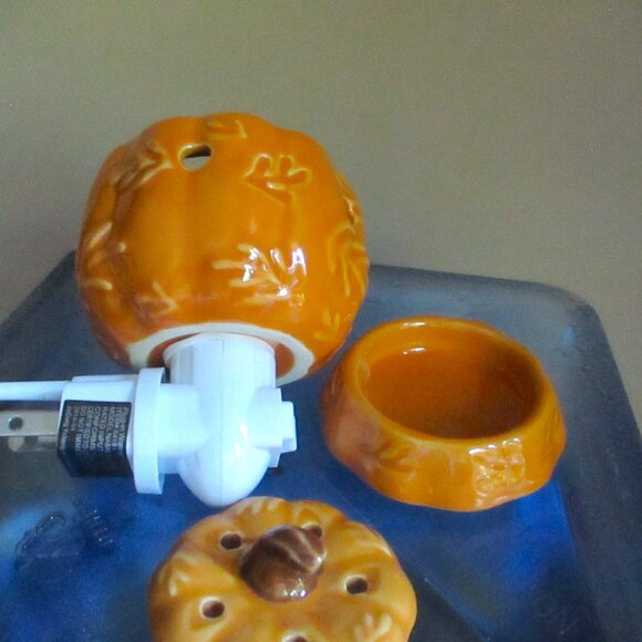 Sonoma Scented Wax Cube Outlet Warmer PUMPKIN Brand New in Box w/Tag - Picture 3 of 6